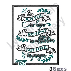 Op de afbeelding: Zwart-wit borduurontwerp met turquoise tekst die luidt "Wees blij in de hoop, geduldig in de verdrukking, getrouw in het gebed, Romeinen 12:12".
