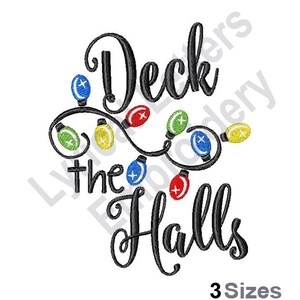 以下が含まれることがあります： 「Deck the Halls」というフレーズと、カラフルなクリスマスライトのストリングが描かれた、黒と白の刺繍デザインです。