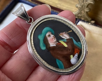 Prachtige bijzondere antieke Sterling zilveren groene jongen piper portret miniatuur aan porseleinen kettinghanger