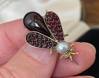 Fabulous Antique Victorian /Edwardian garnet & pearl tiny honey bee /bug /fly insect brooch /pin