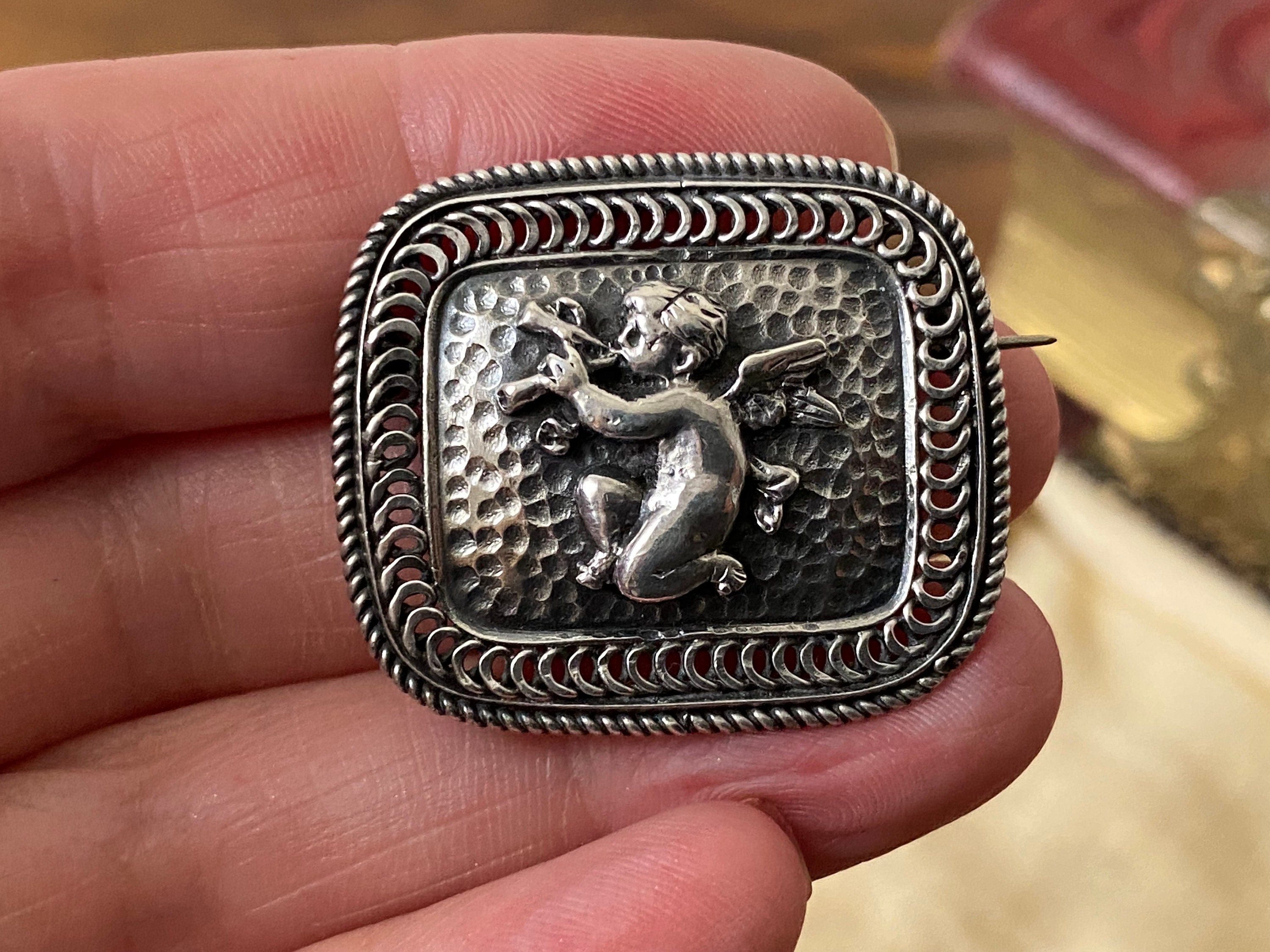 Boucles doreilles huggie hoop argentées avec Cupidon argent