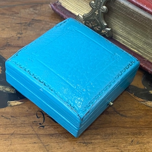 Fantastic original antique empty leather covered jewellery pendant /brooch box - ideal for display