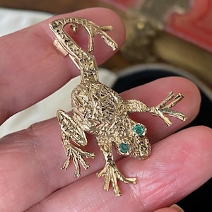Fantastic vintage English hallmarked 375 9ct gold emerald eyes frog brooch /pin
