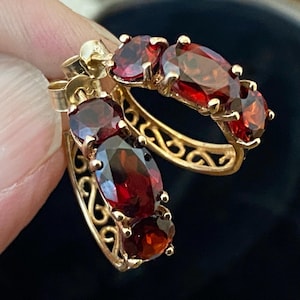 Fabulous vintage hallmarked 375 9ct gold triple garnet hoop earrings