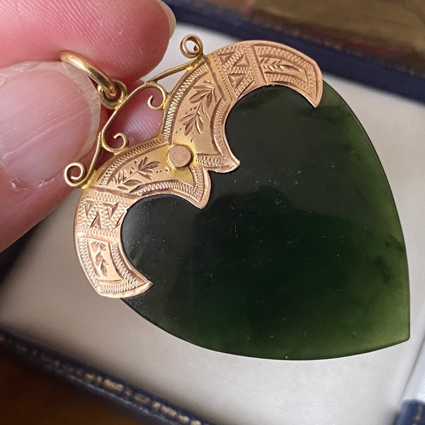 Stunning Unusual antique 375 9ct gold large carved nephrite jade heart necklace pendant