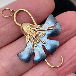Beautiful elegant vintage 375 9ct gold & carved shell art nouveau style flower necklace pendant