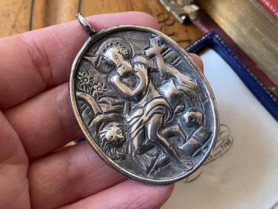 large antique Georgian heavy solid silver religio… - image 5