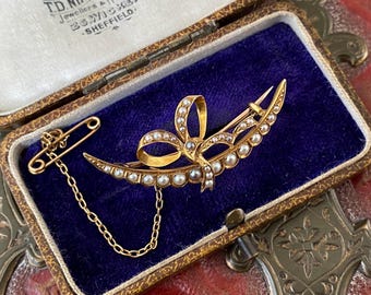 Beautiful antique Victorian 750 18ct gold pearl studded ribbon bow on crescent moon sweetheart brooch /pin in period box
