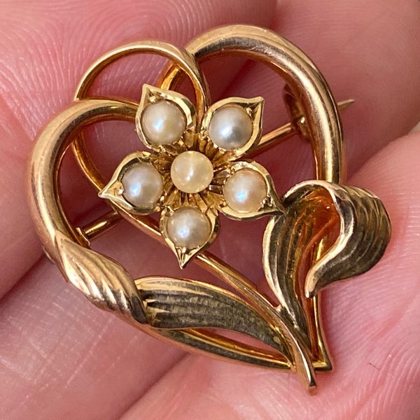 Beautiful small Antique Victorian Edwardian 15ct gold seed pearl flower in witches heart sweetheart brooch /pin