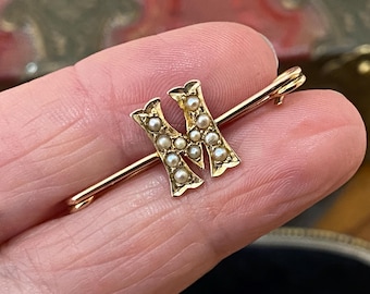 Prachtige kleine antieke Victoriaanse / Edwardiaanse 375 9kt gouden parel met initiaal "M" veiligheidsspeld / broche