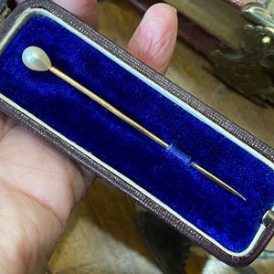 Beautiful antique 375 9ct gold & pearl stickpin brooch in a original box