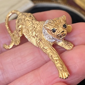 Fabulous vintage solid heavy English hallmarked 375 9ct gold panther /big cat /cat with diamond collar & Sapphire eyes brooch /pin (B)