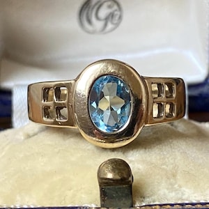 Fantastic vintage hallmarked 375 9ct gold Charles rennie mackintosh style topaz ring