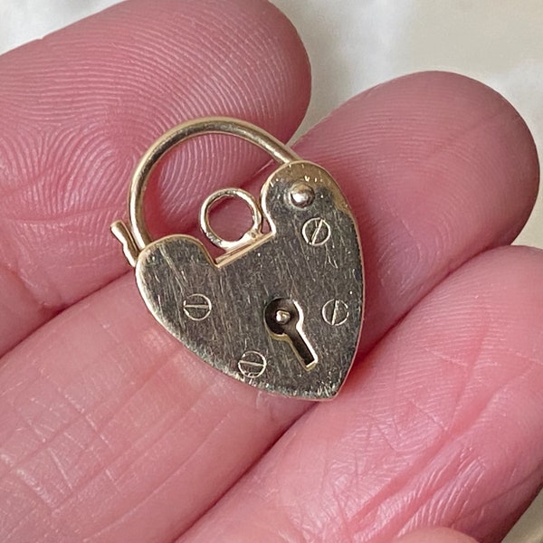 Fabulous vintage 375 9ct yellow gold heart shaped bracelet padlock charm /pendant (sss)