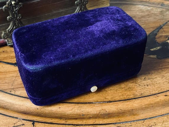 Fantastic Original Antique Empty Velvet Jewellery Watch  display picture 1