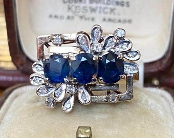 Prachtige antieke gemarkeerde 750 18kt gouden statement ring met geometrische tank saffier en diamanten