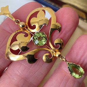 Stunning Antique Victorian /Edwardian period art nouveau 375 9ct gold peridot necklace pendant