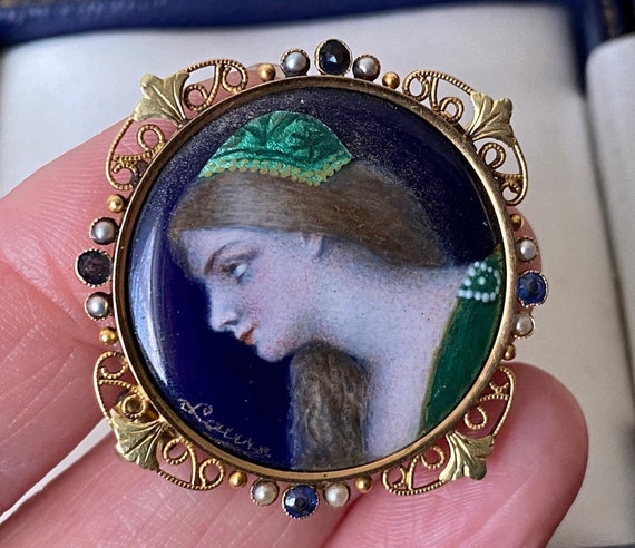 Broche Ancienne En émail Portrait De Femme - Bijou Vintage Doré, Alliage, état Très Bon (voir Description)