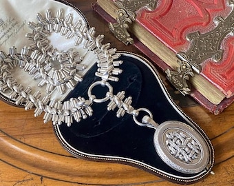 Stunning antique Victorian AEI ,amity ,eternity & infinity sterling silver locket pendant on thick statement book chain necklace collar