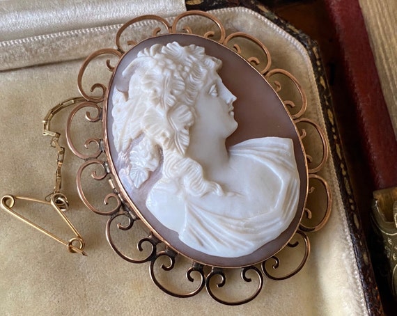 Beautiful Antique Victorian Edwardian 375 9ct Gold goddess bachante carved Italian shell cameo brooch pin