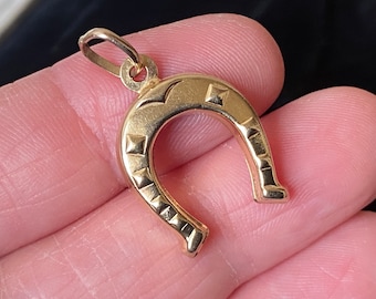 unusual vintage solid English hallmarked 375 9ct gold “good luck “lucky horseshoe pendant /charm