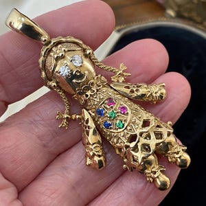 Fantastic unusual vintage hallmarked 375 9k /9ct gold large articulated ragdoll /dolly necklace pendant