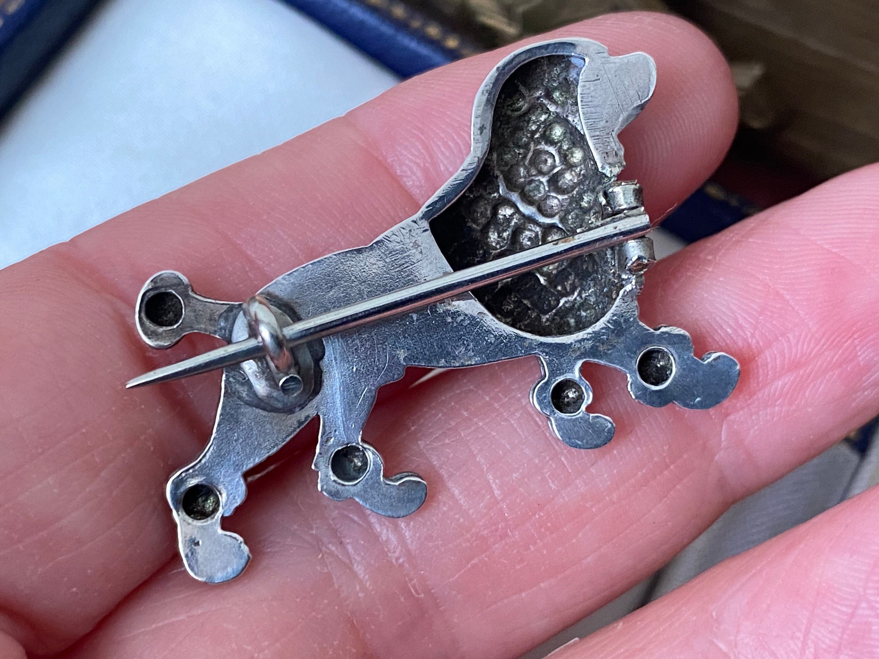 Broche Ancienne En Argent Massif - Forme De Chien Caniche Anglais Avec Grenat - Occasion Mais Pleine De Charme