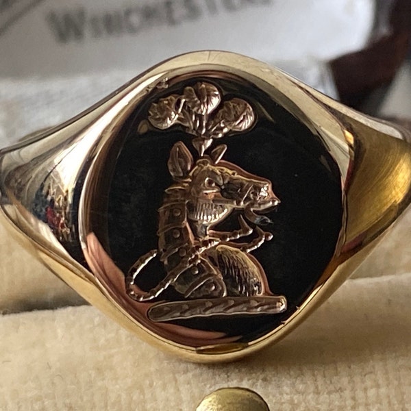 Stunning Vintage unisex men’s /ladies heavy solid 375 9ct Gold plumed horse heraldic crest intaglio seal statement/signet Ring