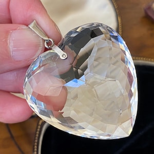 見事な珍しいアンティークアールデコ調の大きなスターリングシルバーの彫刻入りロッククリスタルハートステートメントネックレスペンダント