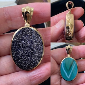 Puede incluir: Colgante dorado con una piedra ovalada azul oscuro con inclusiones brillantes. El colgante tiene una fianza decorativa y un marco dorado. La parte posterior del colgante está estampada con "375". Otro colgante tiene una piedra turquesa con un diseño de chevron.