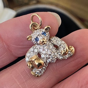 Magnifique pendentif vintage original en or 375/9 carats (9 ct) serti de zirconiums cubiques et orné d'un ours en peluche avec un petit pot de miel.