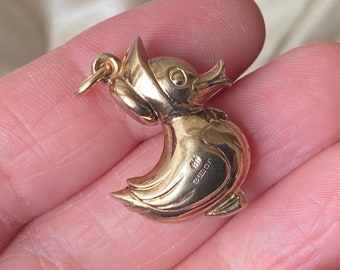 Fabulous unusual vintage English hallmarked hollow 375 9k 9ct gold cute duck in bonnet charm /pendant