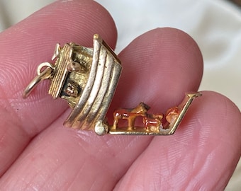 Unusual vintage English hallmarked heavy solid 375 9ct gold Noah’s ark with animals opening charm/tiny pendant