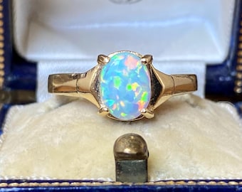 Beautiful vintage hallmarked 585 14ct gold and Opal ring