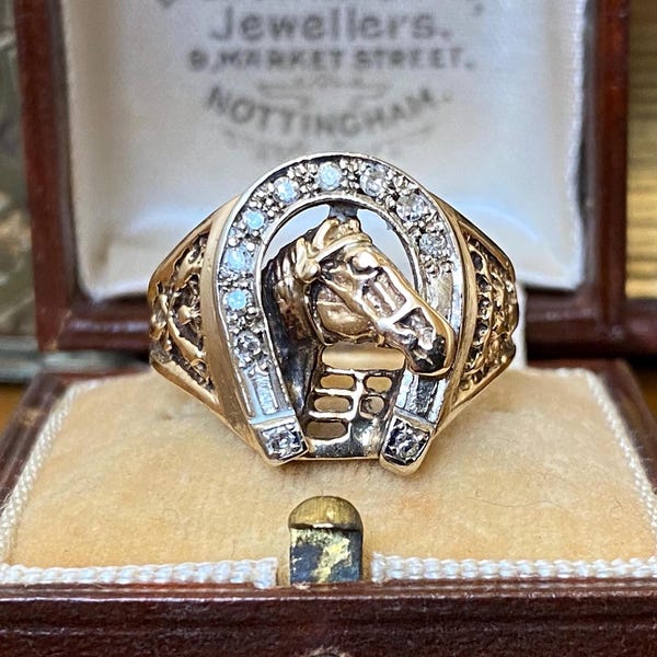 Splendido anello vintage in oro 10 carati / 10 ct tempestato di diamanti a forma di ferro di cavallo portafortuna.