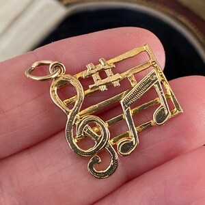 Fantastic vintage English hallmarked 375 9ct gold musical note /music charm /necklace pendant