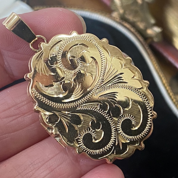 Beautiful vintage hallmarked 375 9ct gold engraved swag design photo locket necklace pendant (ABC)