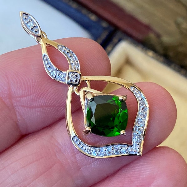 Stunning vintage 375 9ct Gold sparkling  goshenite articulated green diopside stone necklace pendant