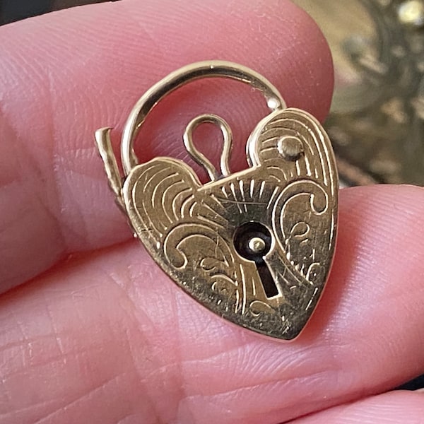 Beautiful vintage English hallmarked 375 9ct yellow gold engraved heart shaped bracelet padlock charm /pendant ( 444)