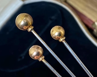 Fantastische set van drie antieke Victoriaanse/Edwardiaanse 375 9-kt gouden hoedenspelden met stalen bolletjes