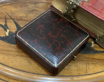 Fabulous antique empty jewelley brooch /pendant Box -ideal for display or to present antique jewellery (A)
