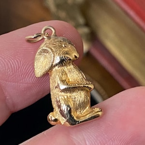 Beautiful tiny vintage English hallmarked hollow 375 9ct gold rabbit /bunny charm