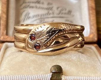 Beautiful vintage English hallmarked 375 9ct gold garnet eyed snake ring
