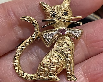 Fantastic vintage English hallmarked solid 375 9ct gold cat /kitten with bow brooch /pin