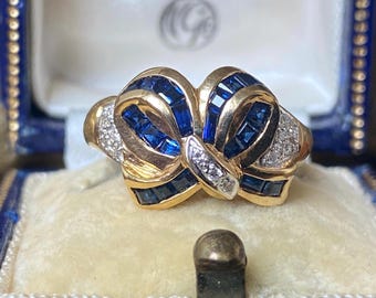 Stunning quality unusual vintage hallmarked 750 18ct gold sapphire & diamond ribbon bow statement ring (A)