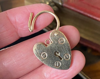 Stunning large vintage English hallmarked 375 9ct yellow gold heart shaped bracelet padlock charm /pendant