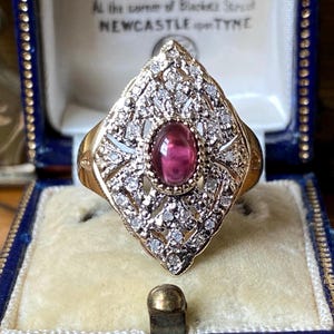 Atemberaubender Vintage Englisch gestempelter 375 9 Karat Gold Diamant & Granat Cabochon Statement Ring