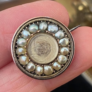 Puede incluir: Un letrero de madera hecho a mano con el texto "Welcome to our home" en un estilo manuscrito. El letrero está pintado de blanco con un marco teñido oscuro. Dimensiones: aproximadamente 30 cm de ancho y 20 cm de alto.