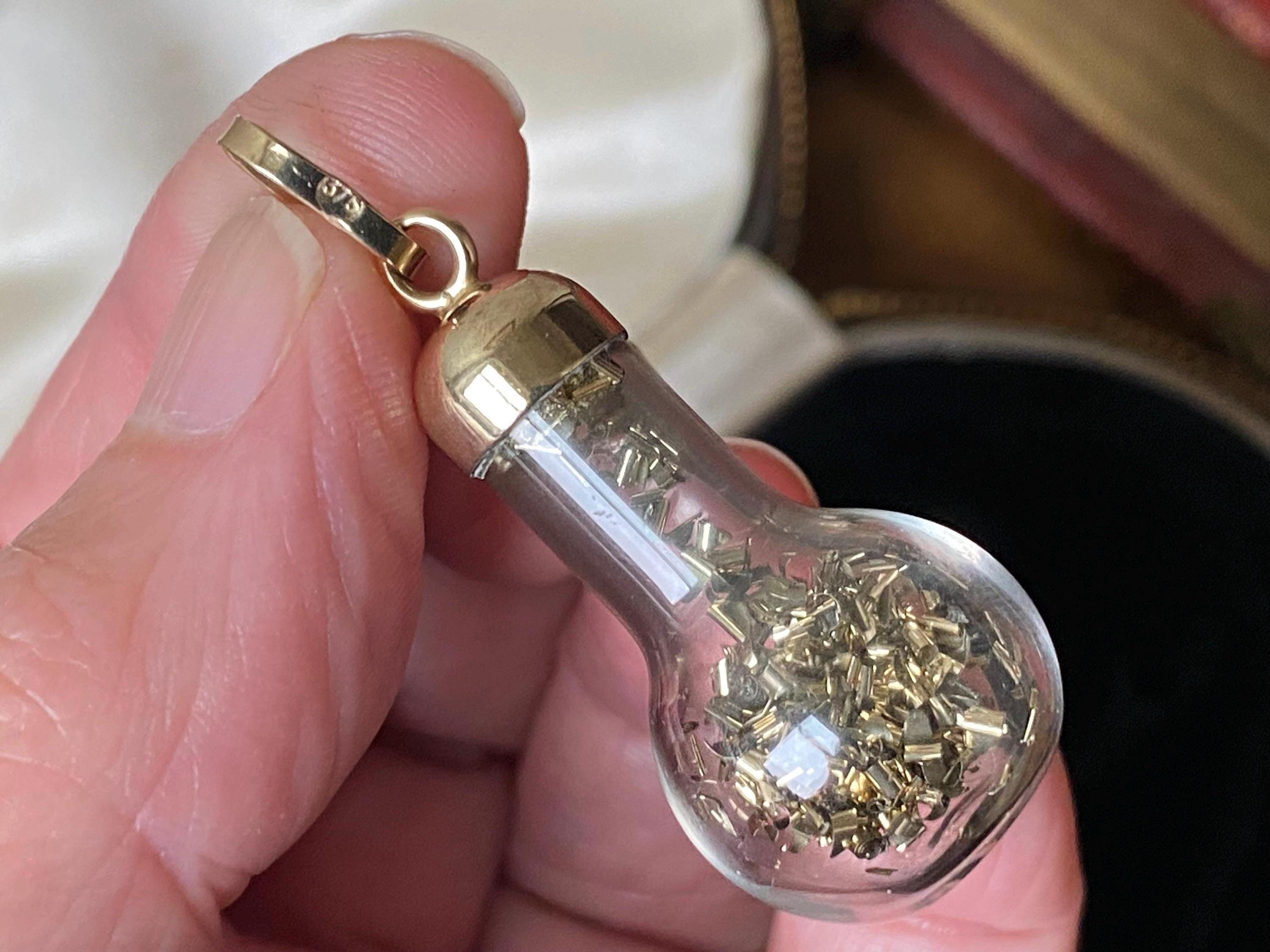 Fantastische ungewöhnliche Vintage gepunzte 375 9ct Gold & Glasflasche mit Goldspäne Charm Anhänger