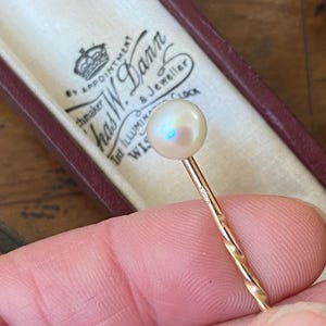 Antique hallmarked 375 9ct gold & pearl stickpin brooch in antique box